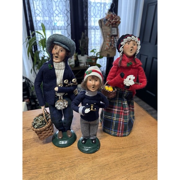 Byers Choice Ltd The Carolers Lot of 3 Figures Man Women Kid Retired dated 1998 - Picture 1 of 6
